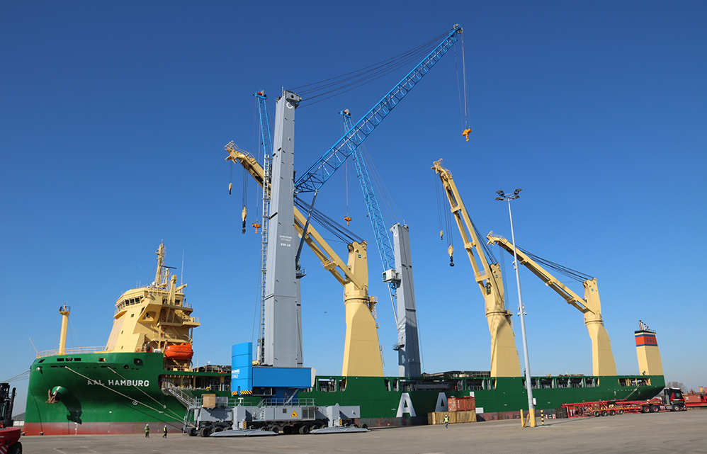 chiles-largest-mobile-harbor-crane-which-will-operate-at-iti-is-already-on-its-way